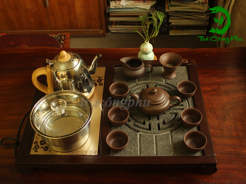Bộ ấm chén bao gồm 1 ấm, 06 chén, 01 tống chuyên trà, 01 phễu lọc
